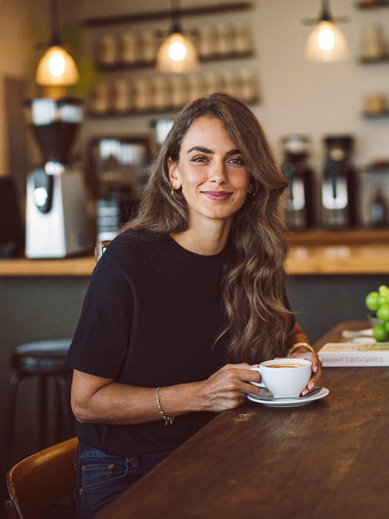 Retrato realista de una clienta en una cafetería